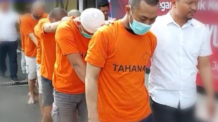 Tahanan Polres Metro Depok berinisial AR (50) meninggal dibalik jeruji besi, Minggu (9/7/2023). AR meninggal usai dikeroyok delapan napi di dalam selnya.
