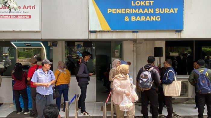 Pelamar petugas PPSU membludak di Balai Kota DKI Jakarta, Selasa (22/4/2025) pagi. Mereka yang datang dari berbagai wilayah Jakarta, rela antre berjam-jam sejak subuh untuk menitipkan lamaran kerja menjadi petugas PPSU.