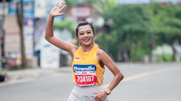 Bomar 2024 - Pelari Yovi Andre saat mengikuti perlombaan Borobudur Marathon (Bomar) di Candi Borobudur, Magelang, Jawa Tengah, 1 Desember 2024 silam. Perempuan yang akrab disampa mba Vie ini menjadi salah satu pelari yang mengikuti program pendampingan nutrisi dari tim Etawalin. Hal ini disampaikan Vie sewaktu diwawancarai Warta Kota, Jumat (21/3/2025).