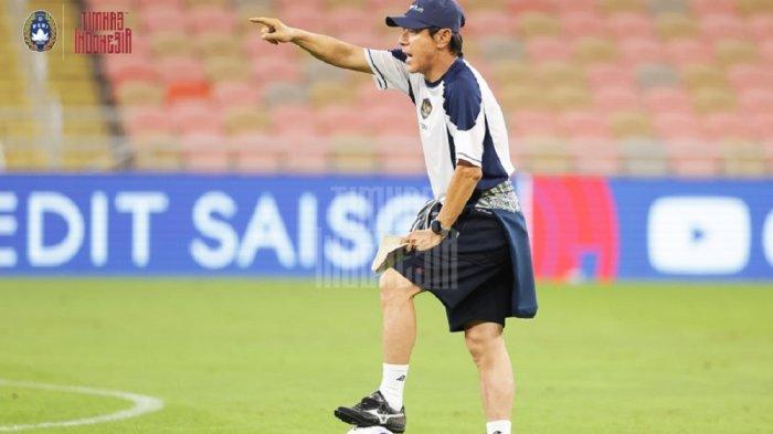 Pelatih Timnas Indonesia Shin Tae-yong sedang memimpin latihan jelang kontra Arab Saudi.