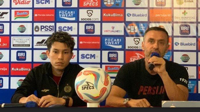 Pelatih  Persija Thomas Doll bersama pemain asing asal Jepang Ryo Matsumura saat menghadiri konferensi pers jelang lawan PSM Makassar