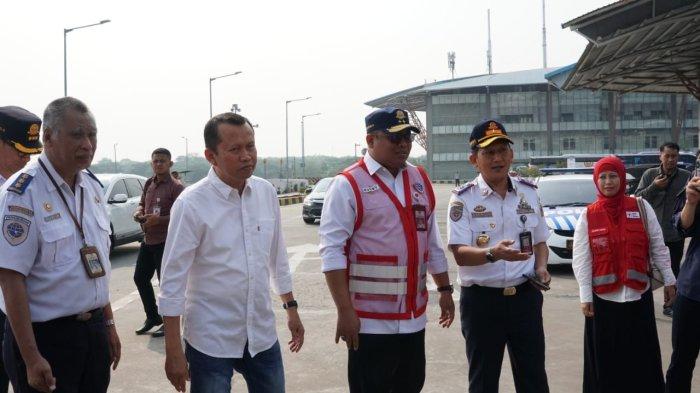 Kepala Badan Kebijakan Transportasi (BKT) Robby Kurniawan bersama Plt. Kepala Badan Pengelola Transportasi Jabodetabek (BPTJ) Suharto di Terminal Terpadu Pulogebang, Jakarta Timur pada Sabtu (23/12/2023).