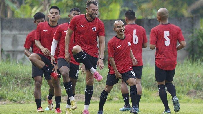 Pemain Persija Jakarta sedang menjalani persiapan untuk memulai laga perdana Liga 1 2023-2024.