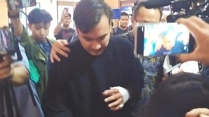 Pemain sinetron dan FTV Rendy Kjaernett hadiri sidang cerainya dengan Lady Nayoan, di Pengadilan Negeri Bekasi, Jawa Barat, Rabu (2/8/2023).