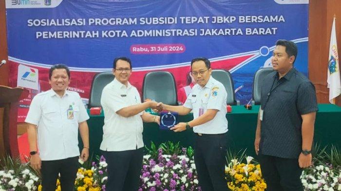 PT Pertamina Patra Niaga kepada Suku Dinas Tenaga Kerja, Transmigrasi dan Energi Jakarta Barat untuk memperkenalkan penggunaan  QR Code untuk membeli Jenis Bahan Bakar Minyak Khusus Penugasan (JBKP) atau Pertalite.