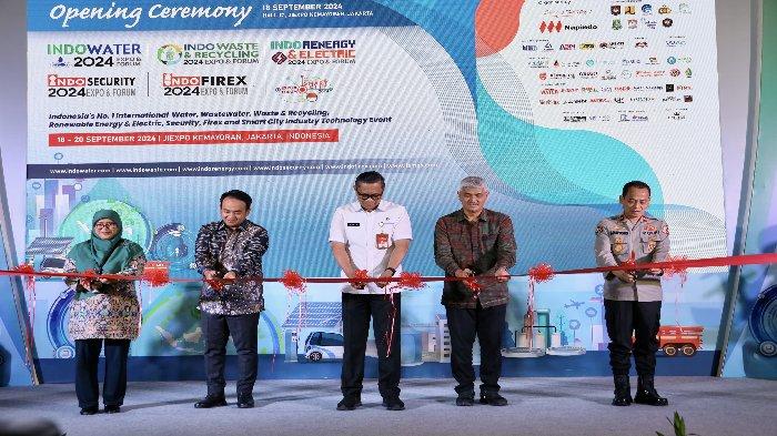 Direktur Jenderal (Dirjen) Bina Administrasi Kewilayahan (Adwil), Amran (tengah) pada acara pembukaan IndoWater, Indo Waste & Recycling, Indo Renergy & Electric, Indo Security, Indo Firex, IISMEX 2024 Expo & Forum di Hall C, Forum Area I, JIEXPO Kemayoran, Jakarta, Rabu (18/9/2024).