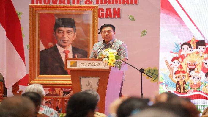 Pelaksana Tugas (Plt.) Sekretaris Jenderal Kementerian Dalam Negeri, Tomsi Tohir (ketiga kanan) membuka secara langsung Indonesia Maju Expo dan Forum 2024 yang berlangsung di Assembly Hall Balai Sidang Jakarta Convention Center (JCC), Kamis (4/7/2024). Dalam kesempatan itu, Tomsi mendukung Gerakan Nasional Bangga Buatan Indonesia (Gernas BBI) yang diprogramkan oleh pemerintah.