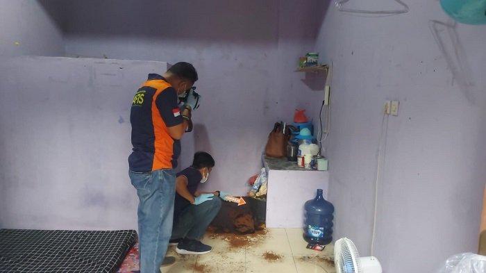 Penemuan mayat wanita tanpa identitas tertumpuk sampah di kontrakan, Jalan Cemara, Duri Kosambi, Jakarta Barat, Rabu (12/7/2023).