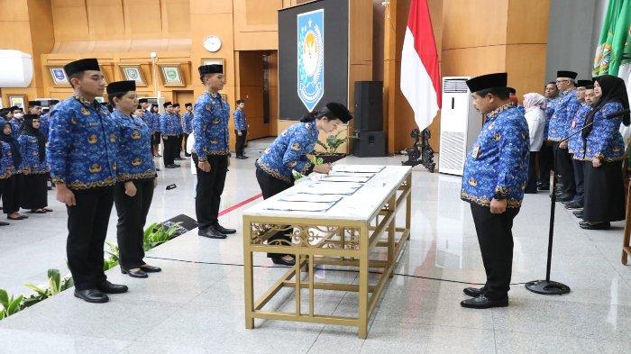 Sekjen Kemendagri Suhajar Diantoro memimpin pengambilan sumpah/janji jabatan pegawai negeri sipil (PNS) Tahun Anggaran 2023 di lingkup Kemendagri dan Badan Nasional Pengelola Perbatasan (BNPP) di Gedung Sasana Bhakti Praja Kantor Kemendagri, Jakarta, Rabu (13/12/2023).