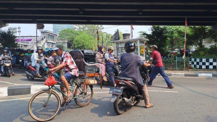 Pengendara ramai lawan arah di bawah flyover Slipi, Palmerah, Jakarta Barat.