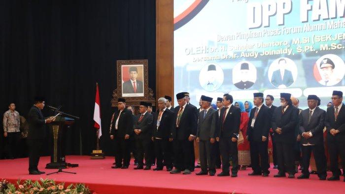 Sekjen Kemendagri Suhajar Diantoro (tengah) saat mengukuhkan Dewan Pimpinan Pusat (DPP) Forum Alumni Mahasiwa Minang (FAMM) periode 2023-2027 di Gedung Nusantara IV Kompleks DPR/MPR RI, Senayan, Jakarta, Sabtu (16/12/2023).