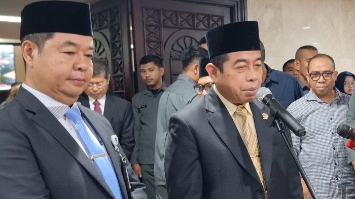 Ketua DPRD Provinsi DKI Jakarta Khoirudin (kanan) dan Pj Gubernur DKI Jakarta Teguh Setyabudi (kiri) usai rapat paripurna pengumuman penetapan Gubernur dan Wakil Gubernur periode 2025-2030 di DPRD DKI Jakarta, Selasa (14/1/2025)