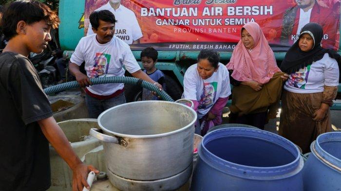 Ilustrasi masyarakat kesulitan air bersih dan sedang mendapat bantuan.