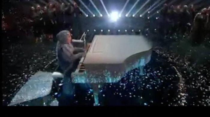 Penyanyi Putri Ariani tampil memukau di Final America's Got Talent 2023. Ia membawakan lagu Elton John
