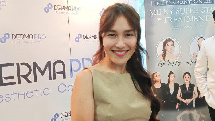 Penyanyi dangdut Ayu Ting Ting mengakui dirinya ada masalah dengan kantung mata akibat sibuk menjadi pembawa acara talkshow hingga sketsa komedi.