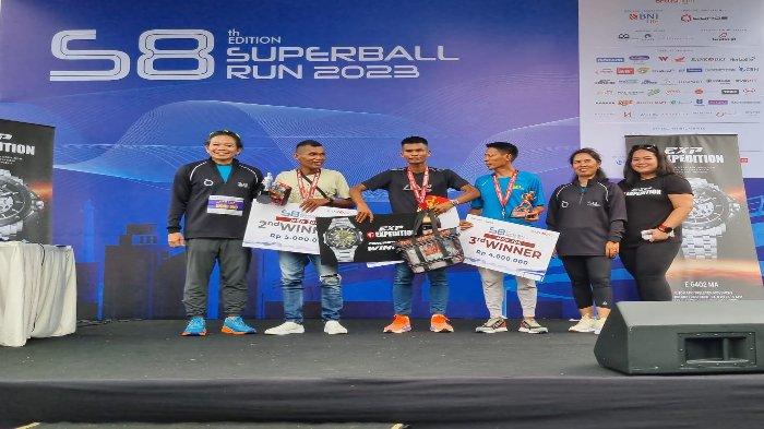 Penyerahaan hadiah bagi Juara 1,2 dan 3 Superball Run 2023 kategori 50k Pria.