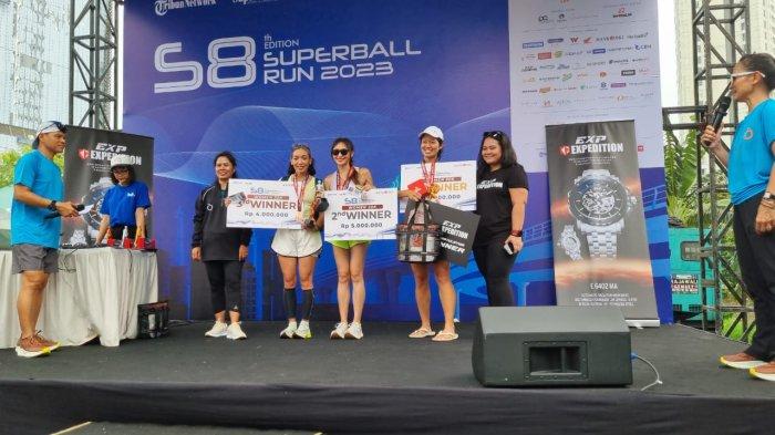 Penyerahan hadiah bagi Juara 1,2 dan 3 Superball Run 2023 kategori 50k Wanita.