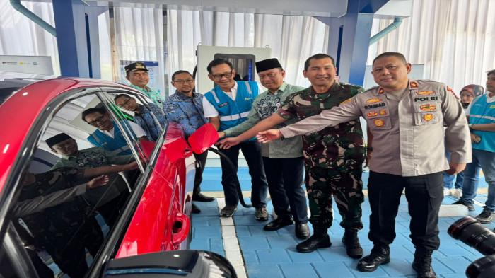 PLN Unit Induk Distribusi (UID) Jakarta Raya resmikan 3 unit Stasiun Pengisian Kendaraan Listrik Umum (SPKLU) di kawasan LRT City Ciracas, terdiri dari 1 unit Ultra Fast Charging dan 2 unit Medium Charging, Kamis (31/7/2025).