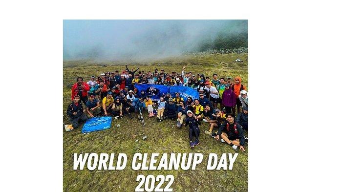 Para peserta aksi bersih-bersih di Gunung Klotok