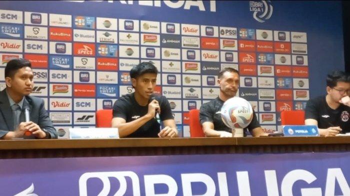 Gelandang Persija Jakarta, Hanif Sjahbandi bersama pelatihnya Thomas Doll saat mengikuti sesi pre-match conference di Media Center SUGBK, Senayan, Jakarta, Sabtu (29/7./2023).