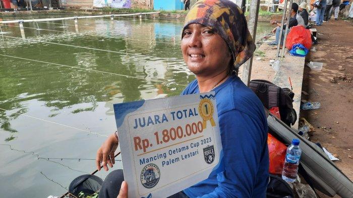 Perwakilan tim Group of Media Kompas Gramedia menerima hadiah juara pertama kategori ikan terbanyak dalam lomba Mancing Oetama Cup 2023 di Pemancingan Palem Lestari, Jalan Palem, Cipedak, Jagakarsa, Jakarta Selatan pada Minggu (19/11/2023). 