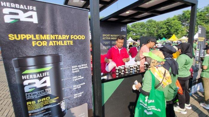 Para peserta Herbalife Run 2024 yang berlangsung di ICE BSD City, Tangerang, mencoba produk terbaru Herbalife 24 RS PRO, Minggu (15/9/2024).