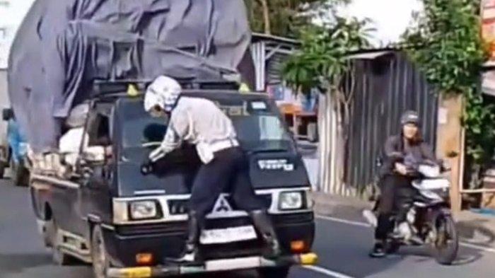 Petugas Dishub saat mengamankan mobil pikap kelebihan muatan