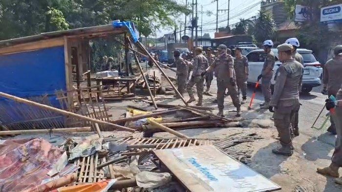 PENERTIBAN BANGUNAN LIAR - Petugas gabungan membongkar bangunan liar di Jalan Raya Cipayung, Kota Depok, Jawa Barat pada Rabu (25/6/2025). Petugas Gabungan Bongkar Puluhan Bangunan Liar di Pinggiran Jalan Raya Cipayung, Termasuk 3 Posko Ormas