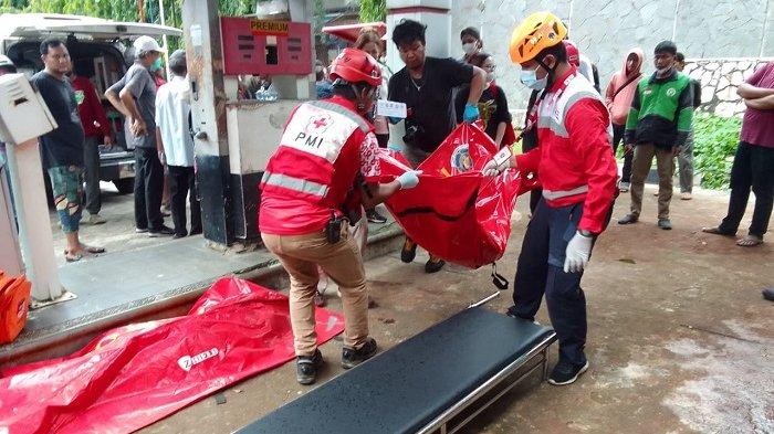 Petugas PMI Jakarta Selatan mengevakuasi korban robohnya tembok SPBU di Tebet, Jakarta Selatan, Minggu (21/1/2024)
