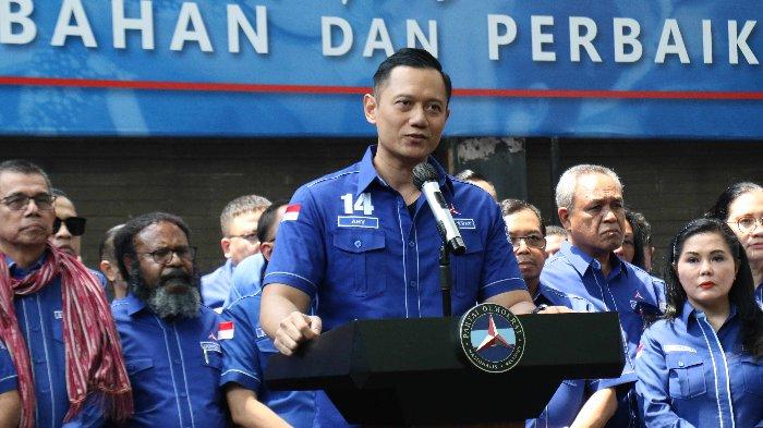 Ketua Umum Partai Demokrat Agus Harimurti Yudhoyono (AHY) bersama para petinggi partai Demokrat menggelar konferensi pers tiba di kantor DPP Demokrat, Jakarta Pusat, Senin (4/9/2023). AHY mengatakan telah memaafkan pihak-pihak yang menyakiti Partai Demokrat. Namun, ia mengaku tak bisa melupakan begitu saja. Pemberian maaf disampaikan AHY dalam jumpa pers terkait keputusan Demokrat keluar dari Koalisi Perubahan usai capres Anies Baswedan memilih Ketua Umum PKB Muhaimin Iskandar sebagai cawapres. Warta Kota/Yulianto