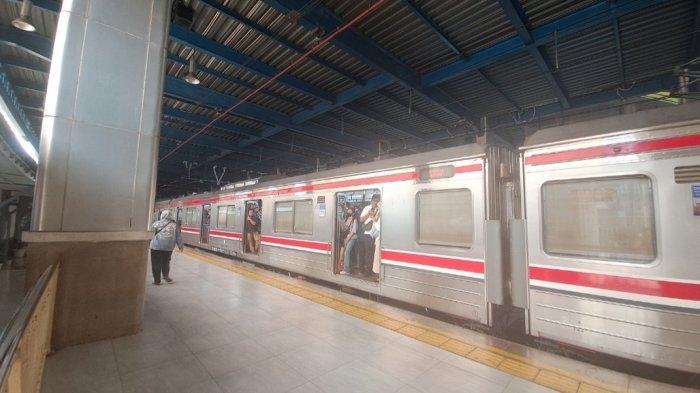 Potret KRL di Stasiun Palmerah, Jakarta Barat.