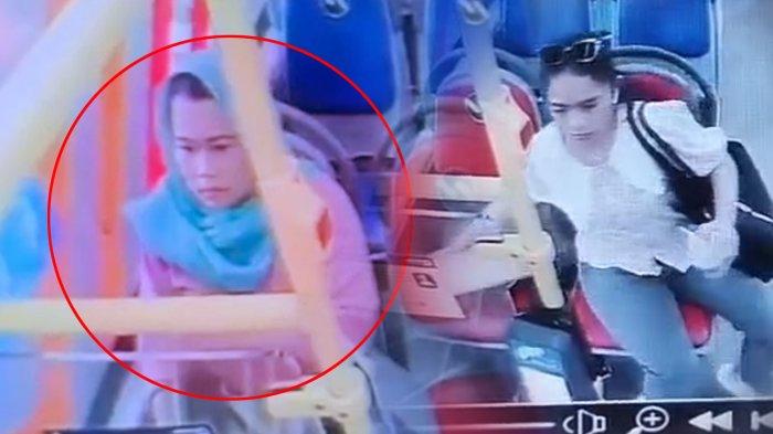 VIRAL CURI LAPTOP - Polisi menangkap seorang wanita berinisial MW (44), yang diduga mencuri sebuah laptop di dalam tas milik penumpang di bus Transjakarta.