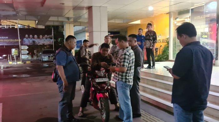 Polisi cek TKP dan melakukan pemeriksaan saksi terkait aksi koboi jalanan bersenpi di Mampang Prapatan, Jakarta Selatan, Jumat (22/3/2024)