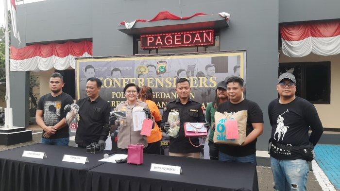 Polsek Pagedangan mengungkap kasus jastip tiket konser NCT Dream palsu yang dilakukan seorang perempuan berinisial ES (30) setelah menipu 19 fans band asal Korea Selatan tersebut dengan total kerugian korban mencapai Rp 94 jutaan.