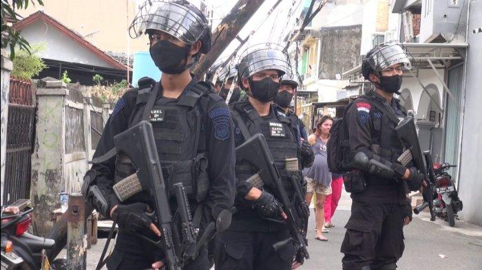 Anggota polisi kerap menggerebek Kampung Ambon sebagai sarang narkoba, namun peredaran barang haram itu tetap terjadi.