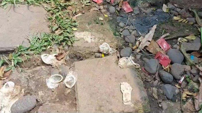Potret kondom da tisu bertebaran di RTH Jalan Tubagus Angke, Grogol Petamburan, Jakarta Barat.
