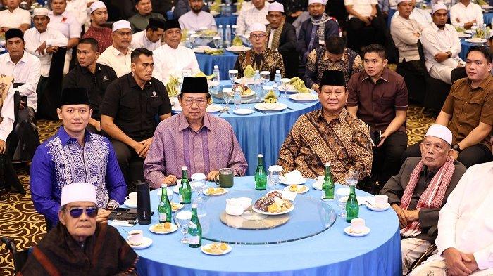 Menteri Pertahanan sekaligus calon presiden nomor urut 2 Prabowo Subianto bersama Presiden ke-6 RI Susilo Bambang Yudhoyono (SBY) menghadiri acara silaturahmi dan doa bersama ulama serta tokoh masyarakat Aceh yang digelar di Ballroom Hermes Palace Hotel, Banda Aceh, Selasa (26/12/2023).