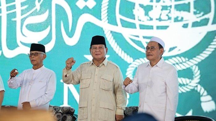 Calon presiden nomor urut 2 Prabowo Subianto dinobatkan sebagai Sahabat Santri Indonesia saat menghadiri acara ‘Doa Santri untuk Negeri’ di Pondok Pesantren Genggong, Jawa Timur, Selasa (2/1/2023).