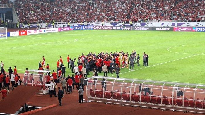 PRABOWO SALAMI PEMAIN - Presiden RI Prabowo Subianto ditemani Menpora Dito Ariotedjo dan Ketum PSSI Erick Thohir menyalami para pemain Timnas Indonesia usai menaklukkan Bahrain di SUGBK, Senayan, Jakarta, Selasa (25/3/2025).