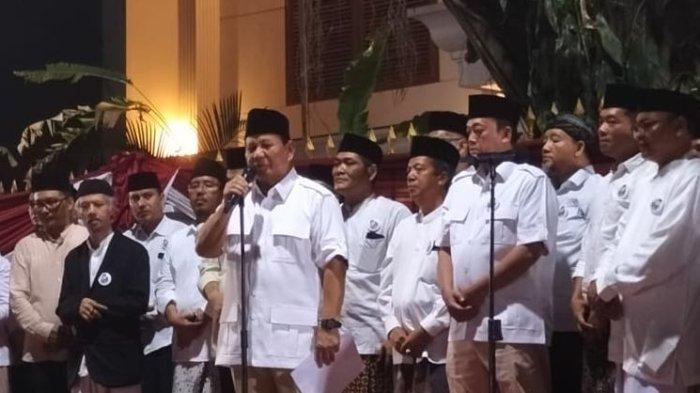 Prabowo Subianto di rumah pribadinya saat didukung oleh Relawan Jagat Prabowo di Jalan Kertanegara IV, Jakarta Selatan, Kamis (19/10/2023)