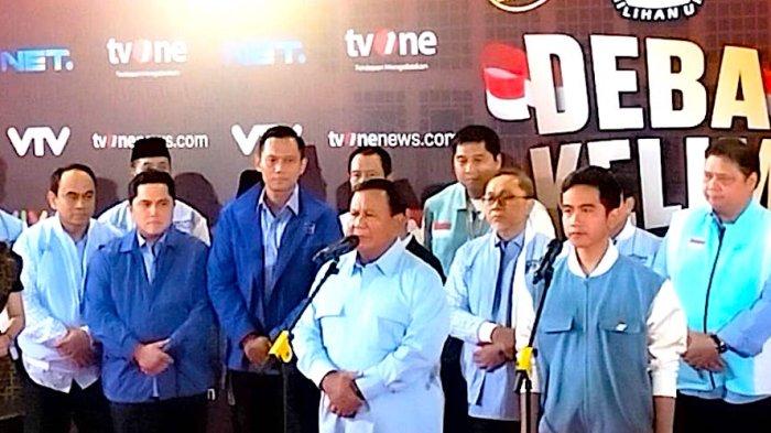 Capres nomor 02 Prabowo Subianto dan Gibran Rakabuming Raka usai debat capres di JCC Senayan, Tanah Abang, Jakarta Pusat, Senin (5/2/2024)