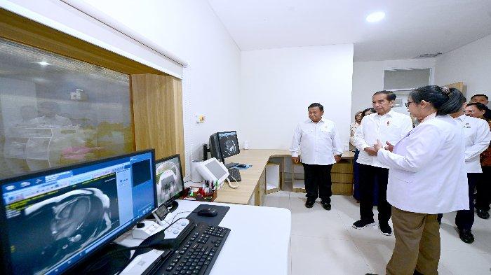 Presiden RI Joko Widodo didampingi Menteri Pertahanan RI Prabowo Subianto, meninjau Rumah Sakit Pusat Pertahanan Negara (RSPPN) Panglima Besar Soedirman yang baru saja diresmikan di Bintaro, Kecamatan Pesanggrahan, Kota Jakarta Selatan, Senin (19/2/2024).
