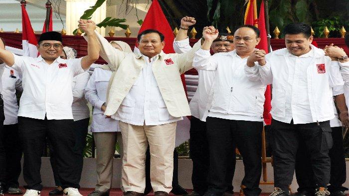 Sekjen DPP Projo Handoko (kiri), Ketua Umum Partai Gerindra Prabowo Subianto (kedua kiri), Ketua Umum Projo Budi Arie Setiadi (kedua kanan) dan Ketua Balpilpres Panel Barus (kanan) berfoto bersama usai acara deklarasi dukungan Projo kepada Ketua Umum Partai Gerindra Prabowo Subianto sebagai Calon Presiden 2024 di Kertanegara, Kebayoran Baru, Jakarta Selatan, Sabtu (14/10/2023). Organisasi relawan pendukung Presiden Joko Widodo, Pro Jokowi (Projo) resmi mendukung Prabowo Subianto sebagai bakal calon presiden (bacapres) 2024.