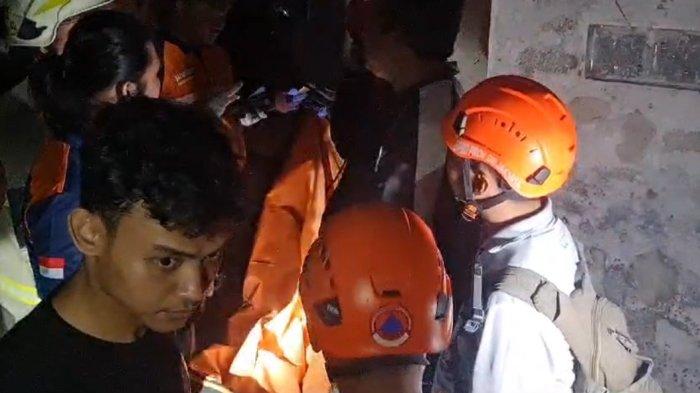 Proses evakuasi korban tewas akibat musibah kebakaran yang terjadi di wilayah RT 01 RW 11 Tomang, Grogol Petamburan, Jakarta Barat, Jumat (19/7/2024).