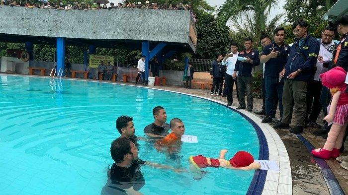 Proses rekonstruksi pembunuhan anak artis Tamara Tyasmara, Raden Andante Khalif Pramudityo alias Dante (6) dengan tersangka Yudha Arfandi di Kolam Renang Taman Air Tirtamas, Pondok Kelapa, Jakarta Timur, Rabu (28/2/2024).