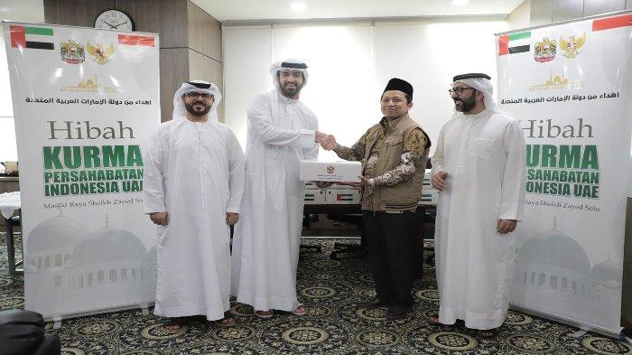 Prosesi serah terima hibah kurma persahabatan untuk Indonesia dilakukan langsung oleh Pemerintah Uni Emirat Arab (UEA) kepada Direktur Masjid Raya Sheikh Zayed Solo, yakni Munajat selaku penerima hibah.

Kemudian, hibah kurma tersebut didistribusikan ke seluruh Indonesia melalui Masjid Raya Sheikh Zayed Solo selaku penerima hibah.