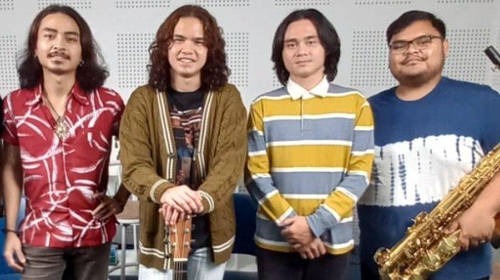 Dul Jaelani berbincang bersama Qodir Band di Redaksi Wartakotalive.com, Palmerah, Jakarta Selatan, Rabu (28/2/2024). Selain Dul Jaelani, Qodir Band diisi Muhammad Xaviar (gitar/kiri), Deriel Sudiro (gitar/kedua dari kanan) dan Axel CB (drum/tidak hadir). Richard (paling kanan) yang biasa menjadi pemain saksofon untuk Dewa 19 ikut membantu QODIR Band mengisi part saksofon untuk enam lagu dari 9 lagu QODIR Band.