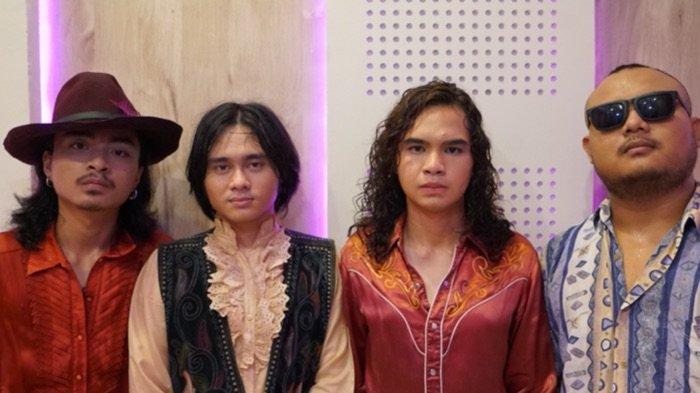 QODIR seperti oase bagi mereka yang menyukai musik rock alternatif, lebih spesifik aliran grunge yang menjadi pilihannya. Keseriusan QODIR dalam berkarya ditunjukkan dengan merilis single kelima berjudul Aku Butuh Dia, Jumat (23/2/2024). Lagu Aku Butuh Dia ini diambil dari kantung album Seribu Bulan milik QODIR Band yang berisikan 9 lagu.