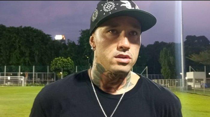Pemain anyar Bhayangkara FC, Radja Nainggolan, saat diwawancarai usia menjalani latihan di Lapangan B GBK, Senayan, Jakarta, Selasa (12/12/2023).