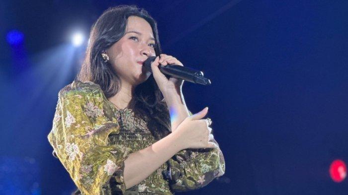 TAMPIL DI UNIVERSITAS HASANUDDIN MAKASSAR - Penyanyi Raissa Anggiani saat tampil di Festival Kebangsaan (FK) 'Generasi Emas (Gema) Kampus' ke-5 digelar di Universitas Hasanuddin, Makassar, Sulawesi Selatan, Sabtu (24/5/2025).